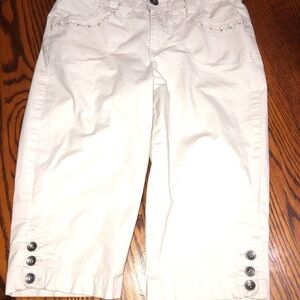 GLORIA VANDERBILT SIZE 6 khaki capris with embroidery and buttons EUC